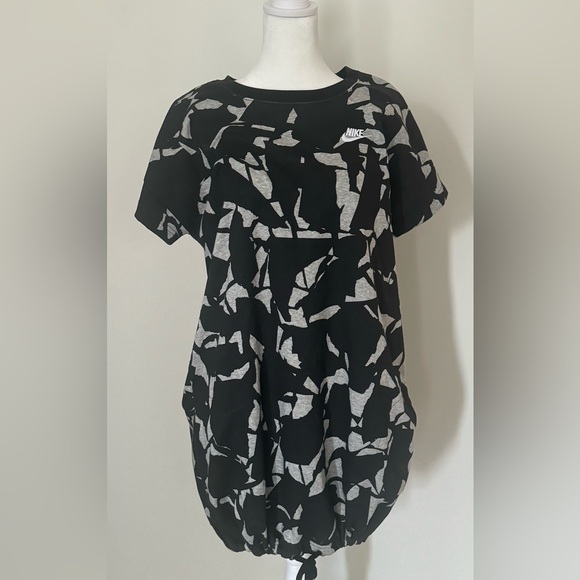 Nike Dress size Med super cute and comfortable - Picture 1 of 4